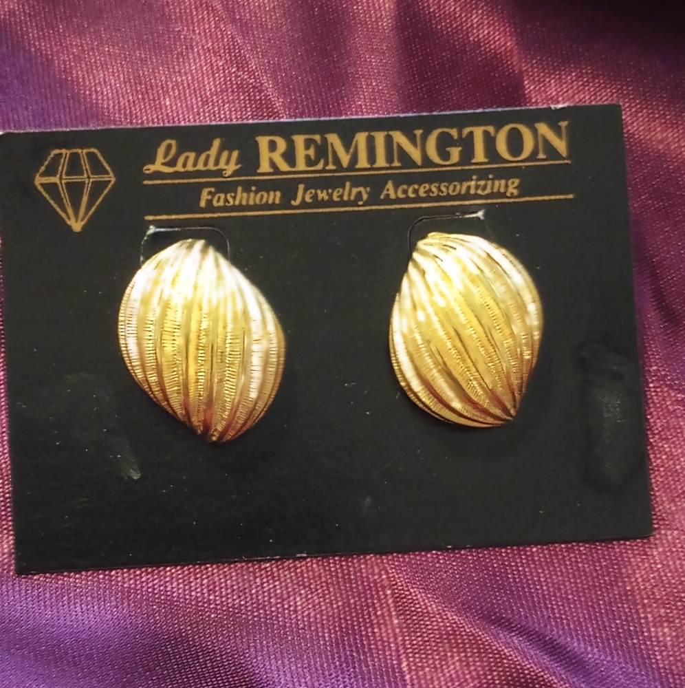 vintage lady Remington gold tone shell earrings